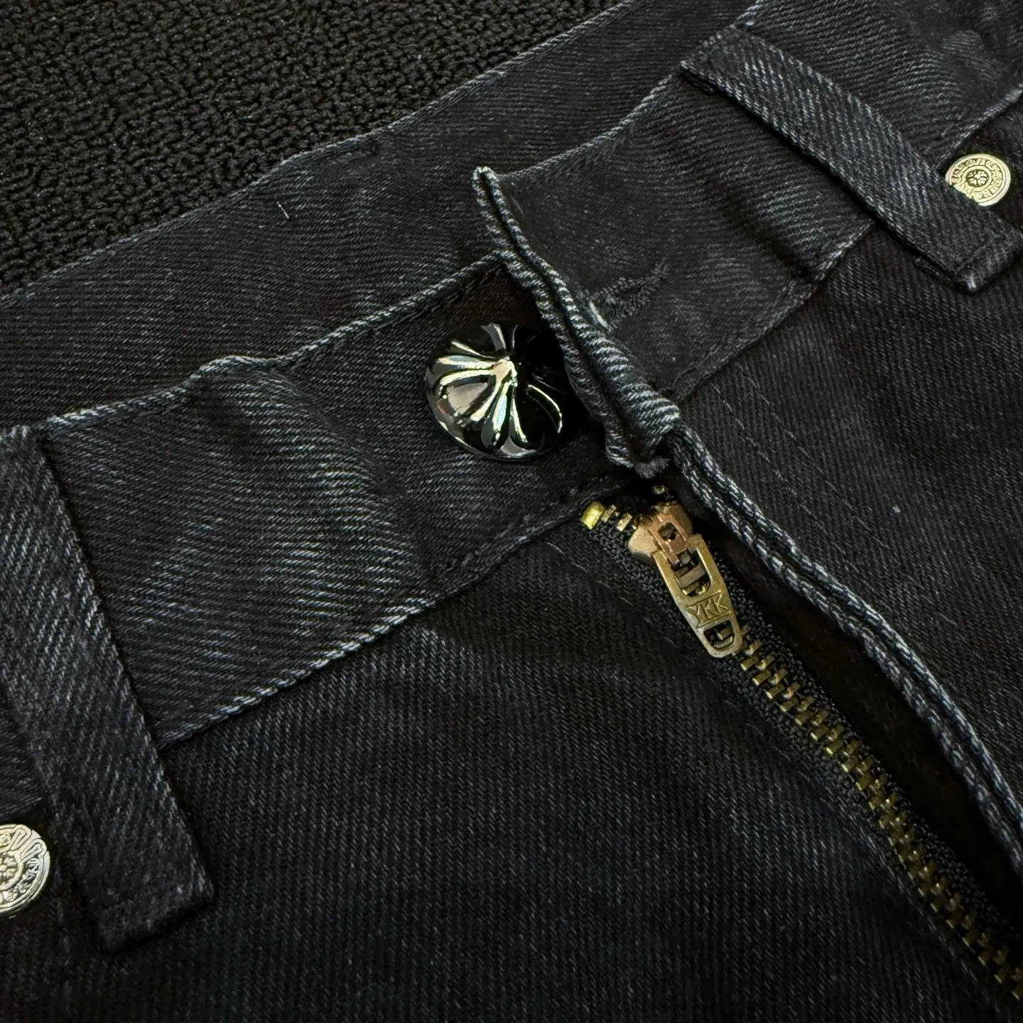 P280 Style number: D362 Chrome Hearts CH Chrome Hearts New York limited edition patchwork leather straight jeans Size: 28 30 32 34 36 (S-XXL) Color: Black Exudes uninhibited personality and unique charm. Every wear and tear is carefully designed to present a unique artistic feel. Imported denim fabric is selected, and after ultra-heavy industrial washing and destruction treatment, the trousers show a super cool effect on the upper body. This is not only a pair of jeans, but also an expression of attitude. With its unique design concept and ultimate pursuit of details, Croxin breaks traditional boundaries and defines the jeans trend in the new era. The trousers are made of double-layer woven fabric and matched with customized hardware, showing an incomparably beautiful and unique style, making every wearer the focus of fashion. Imported denim fabric, super heavy-duty washed and damaged, the upper body is super cool! Customized hardware, incomparably good-looking model. The production process is difficult. It has a high-street feel. Size reference: Pants length 100 102 104 106 106 Waist 72 76 80 84 88 Recommended weight S (about 110 pounds) M (about 140 pounds) L (about 140 pounds) XL (about 165) XXL (about 185)